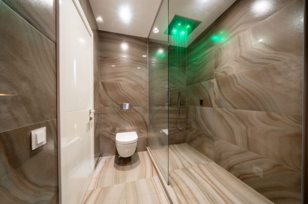 קרמיקה למקלחת ושירותים: צילום של חדר מקלחת ושירותים מחופים בקרמיקה